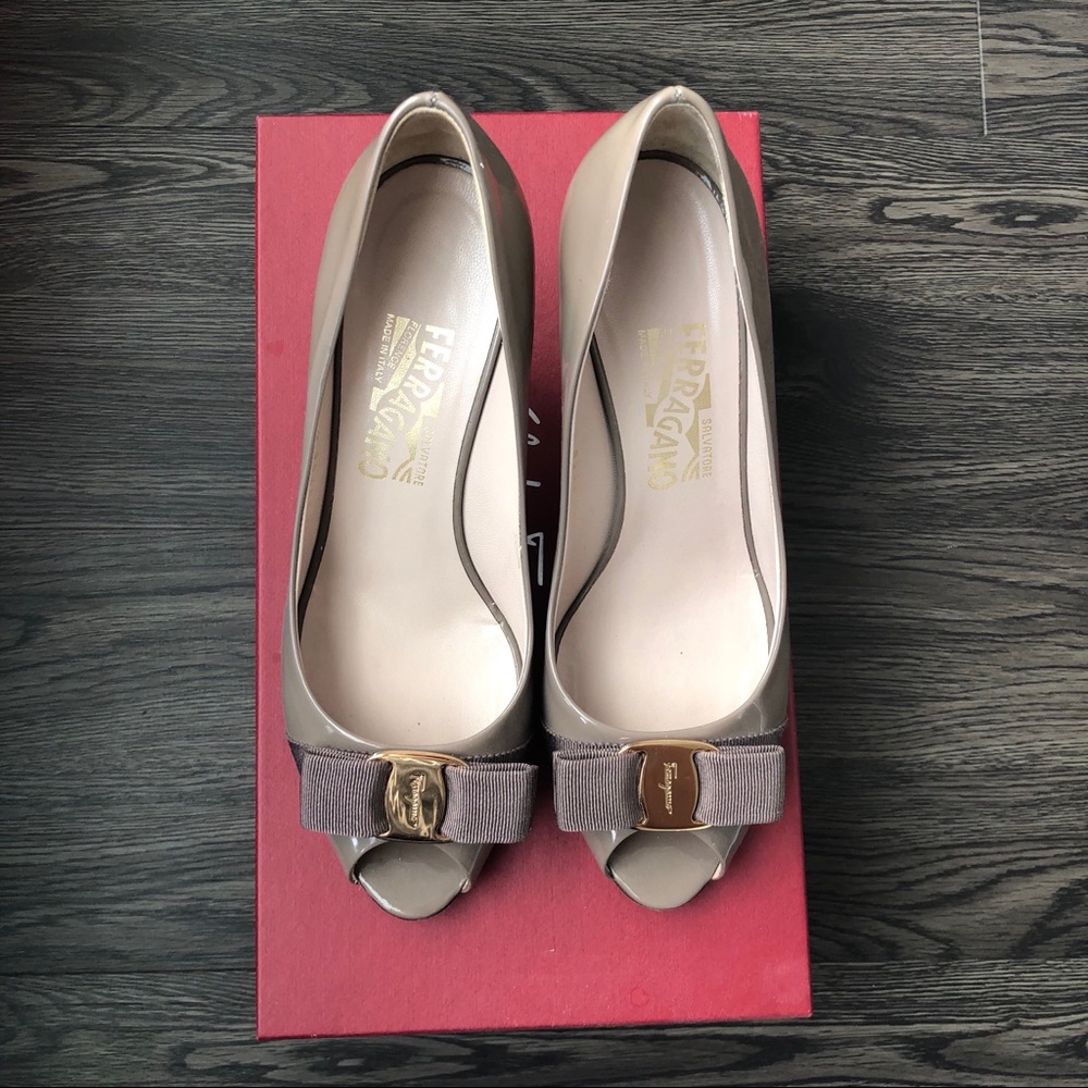 Ferragamo Ribes patent leather heel in 6.5